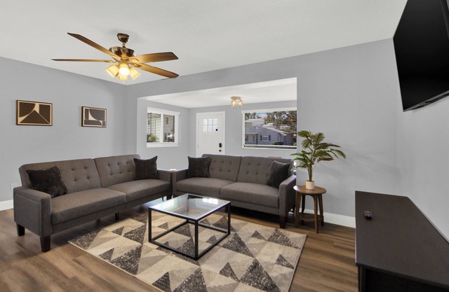 Charming Family Gem: 5 Star Location ~ Deck ~ Parking!