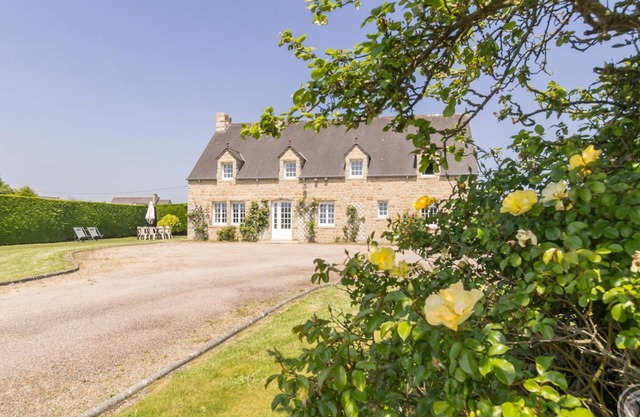 Charming family home with spacious garden in Réville