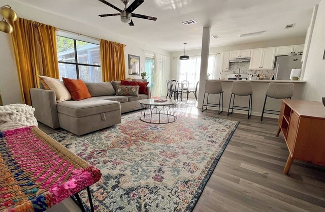 Charming Family Retreat. Yard + Screened in Porch