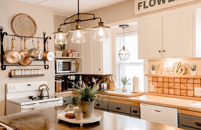 Charming Farmhouse-Atmosphere of warmth & character. Be Tranquil. Be Happy Here!