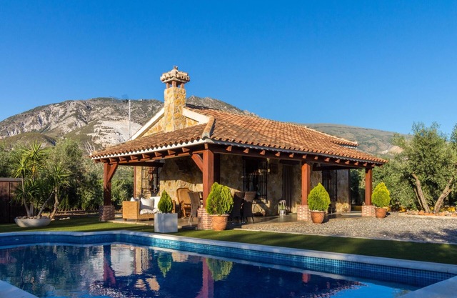 Charming farmhouse, garden, pool and wifi