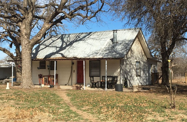 Charming farmhouse in tranquil Baird with AC