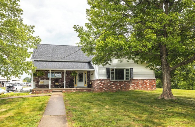 Charming farmhouse on a beautiful horse ranch-Shawnee Hills Wine Trail