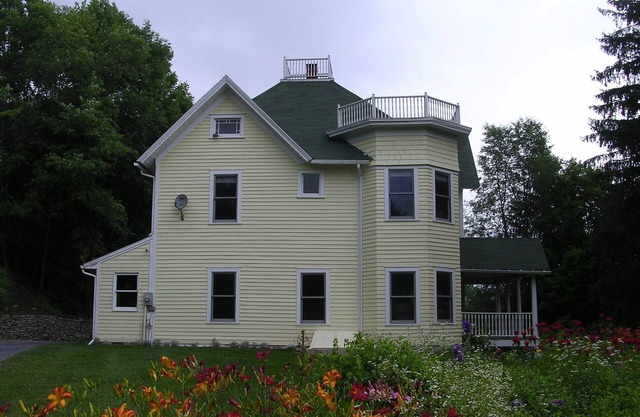 Charming Farmhouse with pool, near Belleayre Catskill Park. EV Level 2 charger