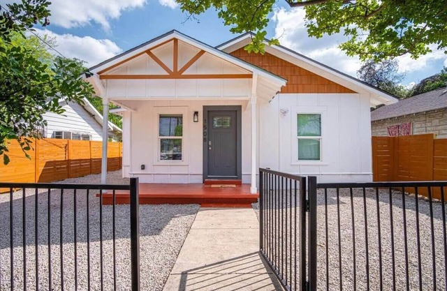 Charming Fenced 3BR/1BA Close to Vibrant Downtown