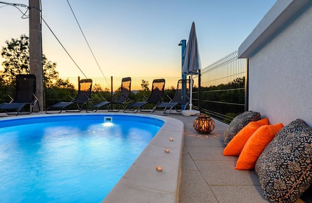 Charming flat in the countryside with pool