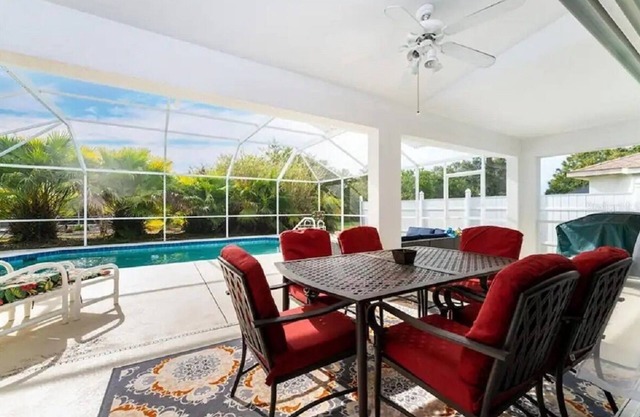 CHARMING FLORIDA GETAWAY 3BDR HOME WITH A POOL