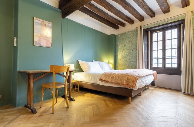 Charming renovated air-conditioned cottage, historic center of Moret-sur-Loing