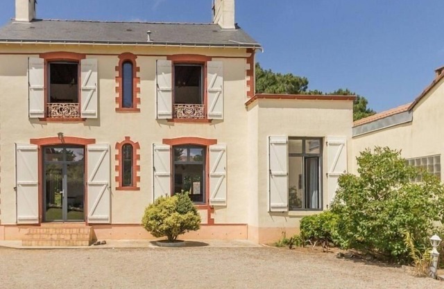 Charming 3-Bed Villa with Garden, 200m from Beaches, Close to Shops, Wifi Included