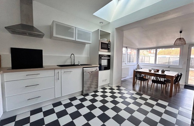 Charming 4-Bedroom House in Saint-Brévin-les-Pins with Garden, BBQ, Near Beach & Shops