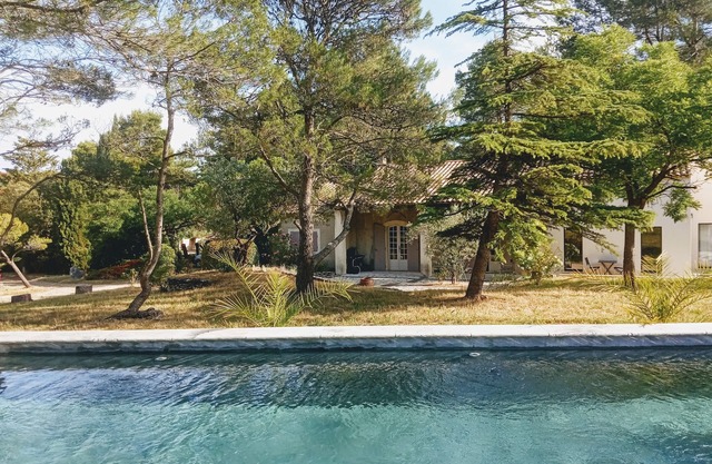 Charming house with swimming pool in the quiet Alpilles for 6 to 10 people