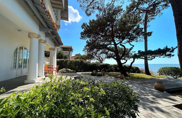 Charming front-line villa. Private access Bassin