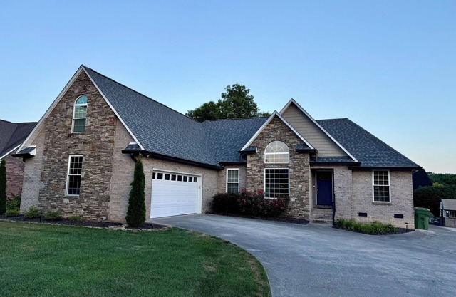 Charming, fully-equipped, 3-bedroom house in lovely Knoxville.