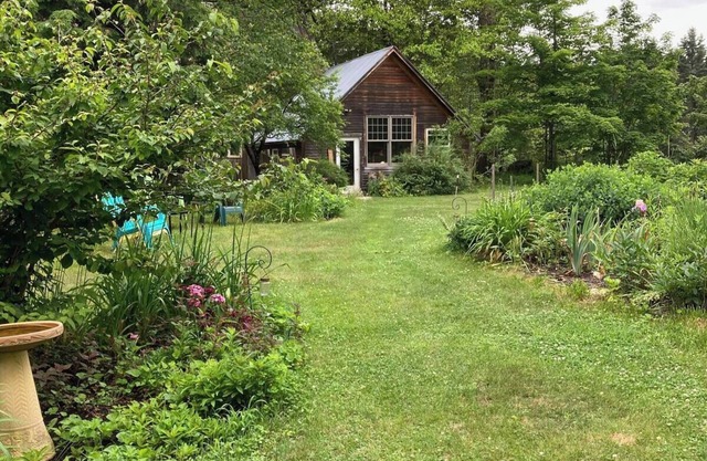 Charming garden apartment with AC near Lake Fairlee, WFi.