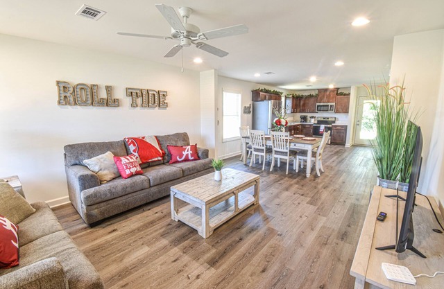 Charming Getaway ★ Perfect for Game Day and Campus Visit ★ Parking 2 Car Garage