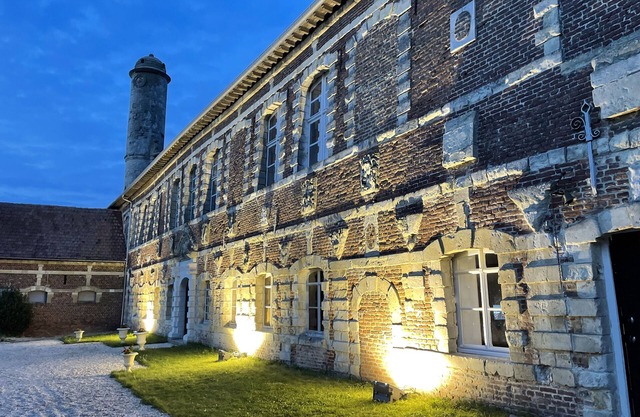 Charming gîte in a magnificent 12th-century château 1 hour from Lille and 2 hours from Paris