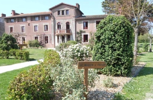 Charming Gite with Pool, Close to Clisson & Puy du Fou, Sleeps 8 - Perfect for Families & Friends