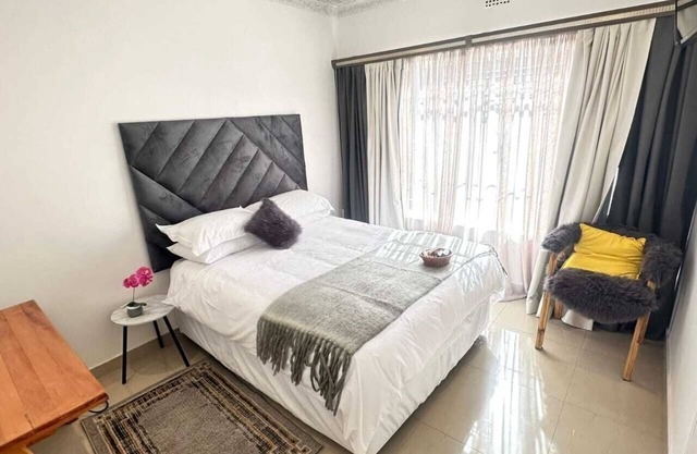 Charming Guest House with Modern Amenities near Top Attractions in Sophiatown!n