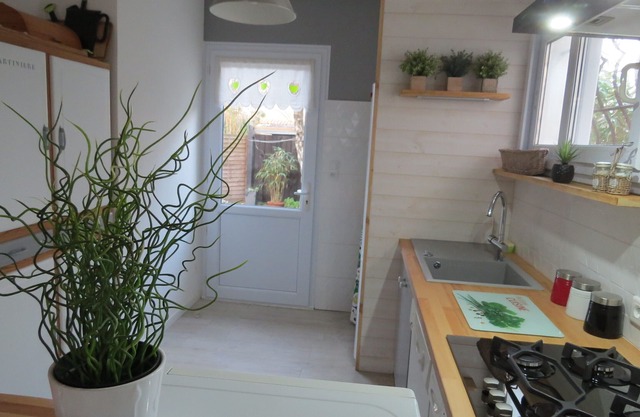 Charming house in quiet, enclosed garden, near sea, port, shops