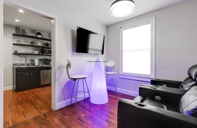 Charming, Happy 1-Bed Oasis: RVA Retreat Awaits!