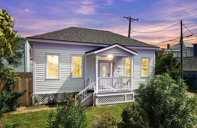 Charming historic Galveston home, close to the Strand district and the beach!
