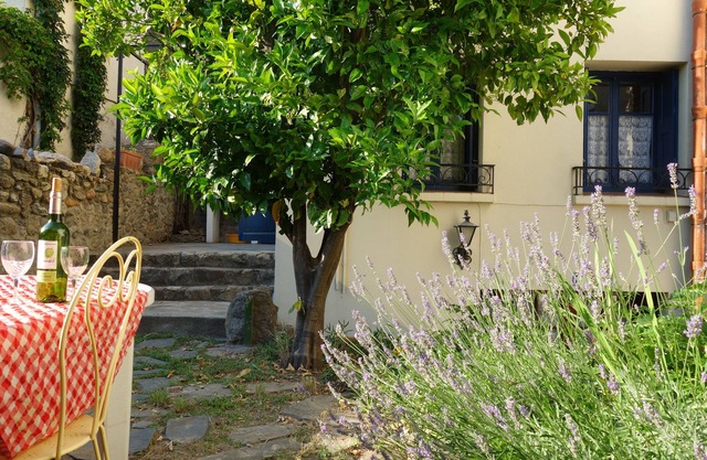 Charming house with garden and panoramic terrace; between sea and mountains!