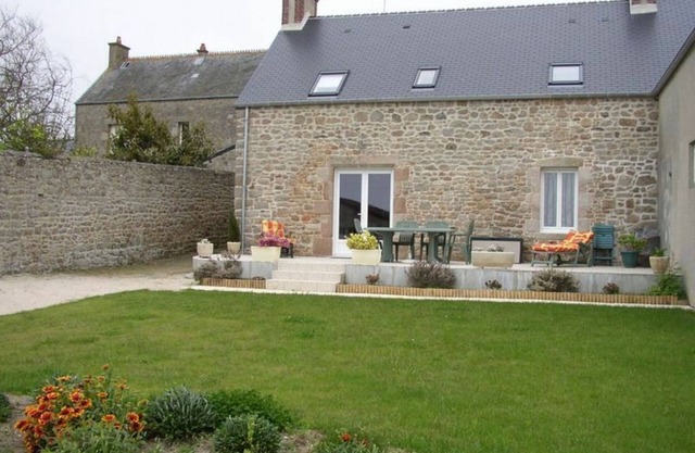 Charming home in Reville, 6 guests, modern comfort