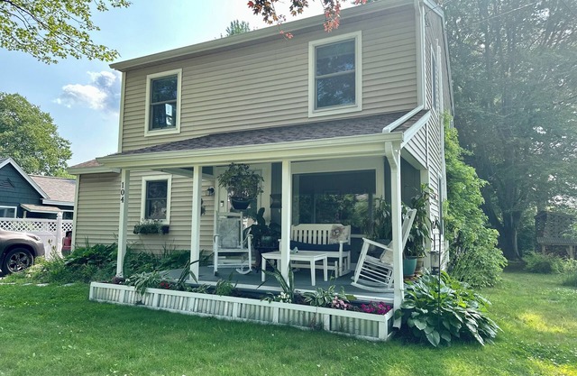 Charming home, minutes away from downtown Portland, beaches, and the airport.