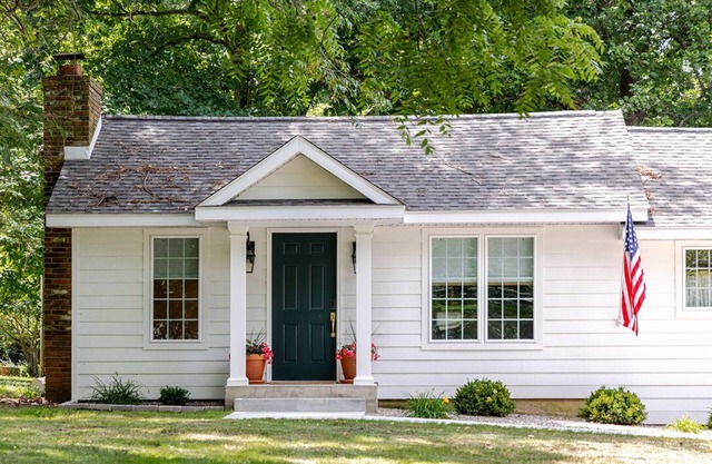 Charming Home Retreat Among Majestic Trees - Near SEMO, Capaha Park & Downtown