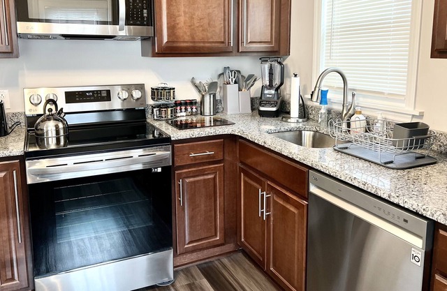 Charming Home w/ Netflix & Games! Great for families and traveling professionals
