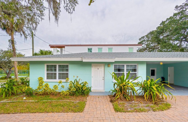 Charming home with a full kitchen, washer/dryer, & AC - across from park