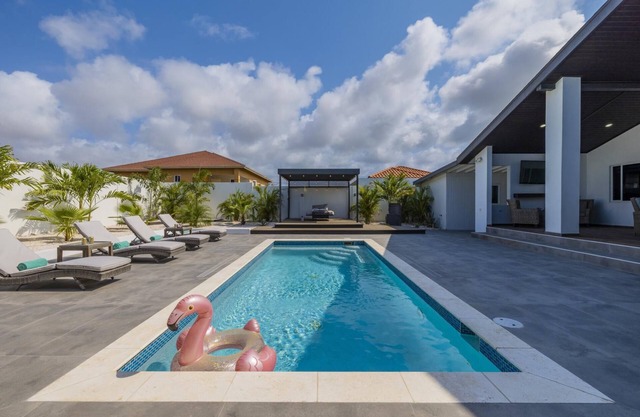 Charming home with Big Outdoors & Pool in Noord