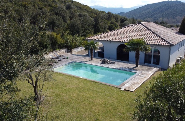 Charming house, 4 bedrooms, heated pool