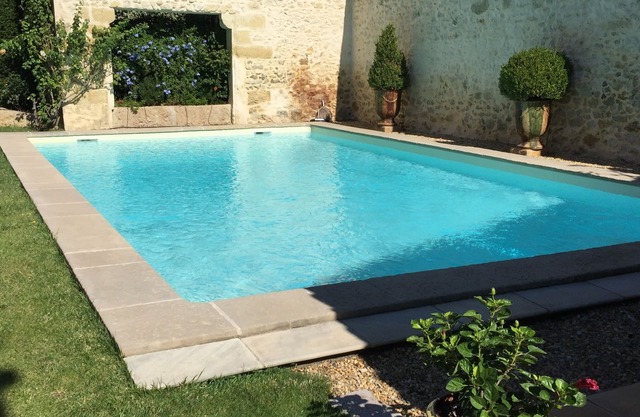 Charming house completely renovated with swimming pool in the heart of the village for 4 people