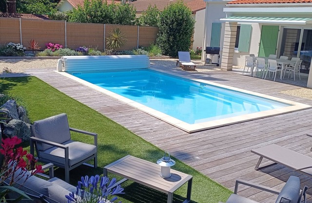 Charming house with heated pool and wooded garden, a stone's throw from the beach