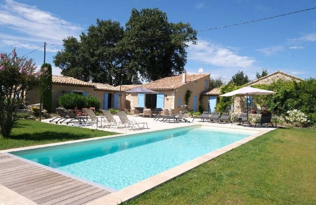 Charming house, heated pool and Luberon view