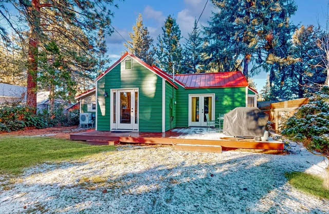 Charming house in downtown Sisters with inviting deck