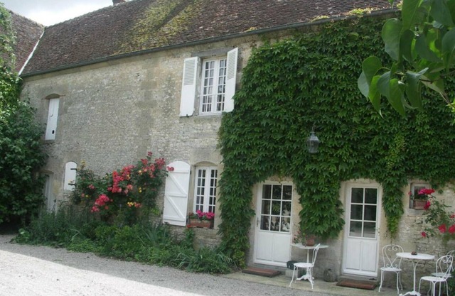 Charming House in Sarceaux with WIFI and Pets Allowed