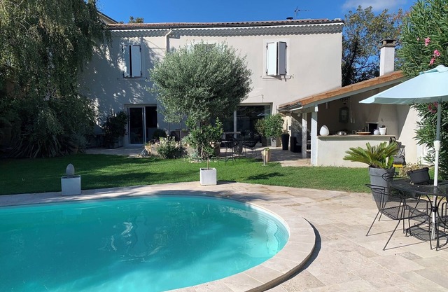 Charming house in the Chateauvert district in the center of town + swimming pool