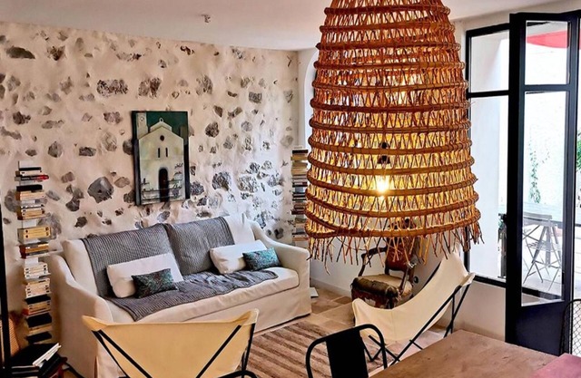 Charming house in the heart of the village. Quiet inner courtyard