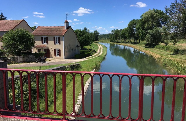 Charming house on the banks of the Nivernais Canal