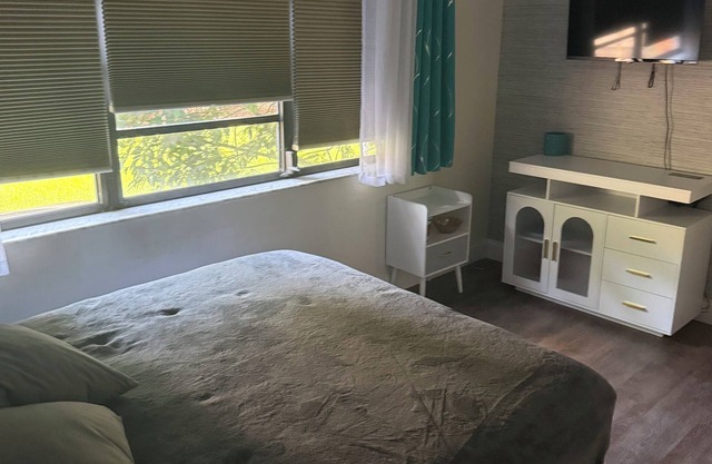 Charming house with own suite in Fort Lauderdale. Looking forward to hosting you