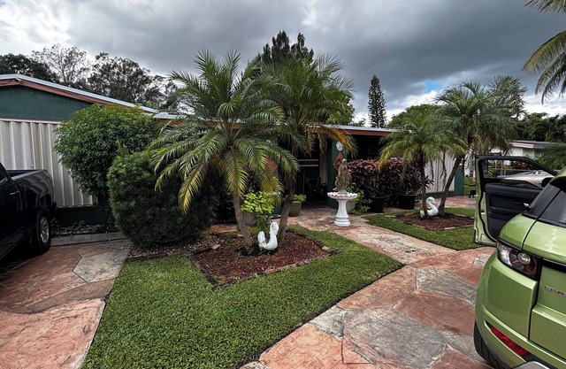 Charming house with 1 bedroom AC unit with private bathroom.