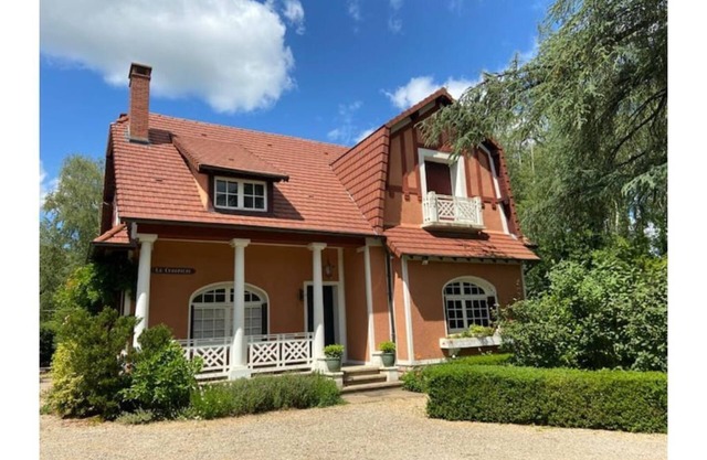 Charming house with fireplaces in a huge park with outdoor games.