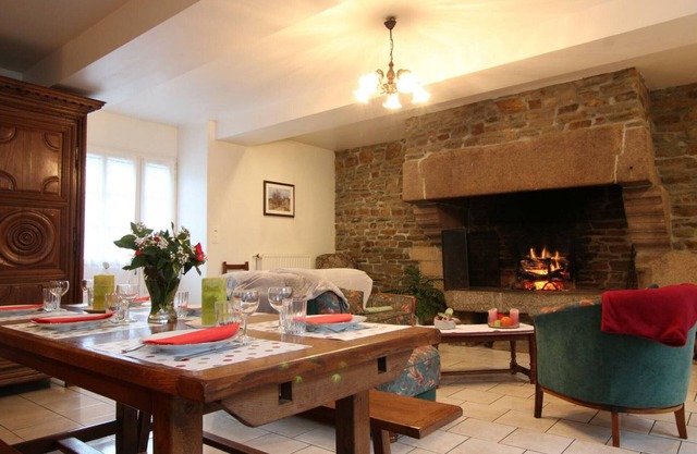 Charming House with Fireplace, Garden, and BBQ - Sleeps 8 in Peaceful Countryside