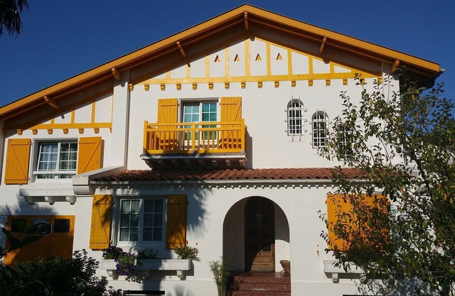 Charming house with Jacuzzi near beaches and golf course