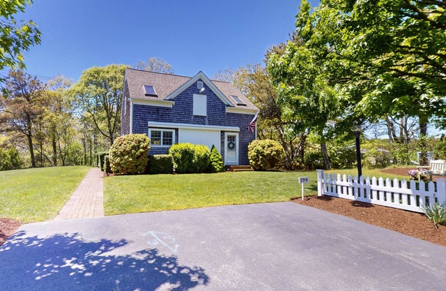 Charming house with patio, Washer/Dryer, & central location