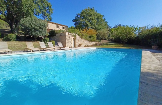 Charming house with swimming pool, vast 2H wooded park in the heart of the Luberon.