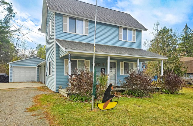 Charming in Town Home w/Backyard Patio, Fire Pit, just steps from Indian River!