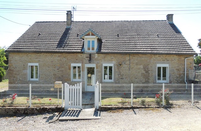 Charming individual house 170 m², enclosed garden, view of rolling Auxois hills.